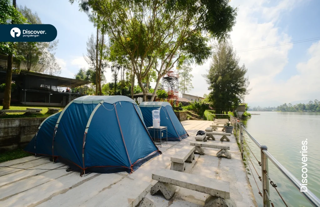 Camping pinggir danau